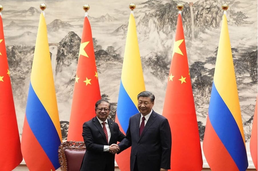 Fuente- Ken Ishii : POOL : AFP – Le président chinois Xi Jinping serre la main du président colombien Gustavo Petro.