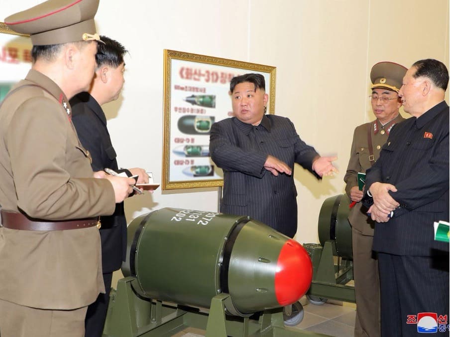 Kim Jong Un durante una visita al Instituto de Armas Nucleares en Pionyang. (EFE:EPA:KCNA)